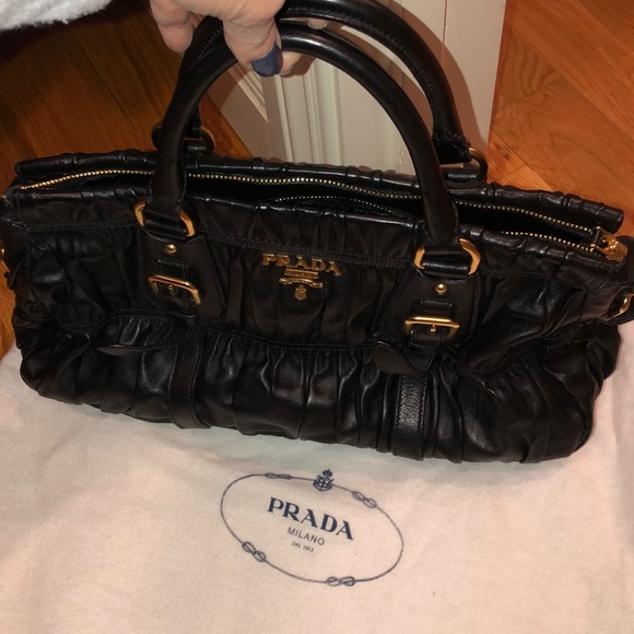 100% authentic Prada tote bag in black leather - Picture 2 of 10